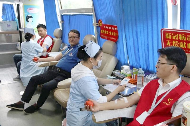 公司開展“抗擊疫情獻(xiàn)熱血，丹心向黨黨旗紅”無償獻(xiàn)血活動