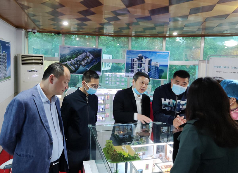 周鴻到岳陽市中心醫(yī)院對接人才公寓代建項(xiàng)目團(tuán)購事宜